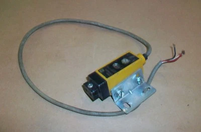 Omron Photoelectric Switch E3S-X3CE4    12-24VDC     - Image 1 of 3