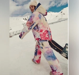 Neu mit Etikett FP Movement Care bedruckte fotoreale Blumen auf der Ascend Hose. Klein - Bild 1 von 18