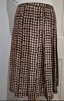 Jaeger Sz 14 Skirt 100% Silk Lined  Geometric Houndstooth Traitors  Knee length - Image 1 of 4