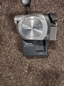 Panasonic Palmcorder MultiCam VDR-D105 DVD Camcorder With Charger Cables Case - Picture 1 of 2
