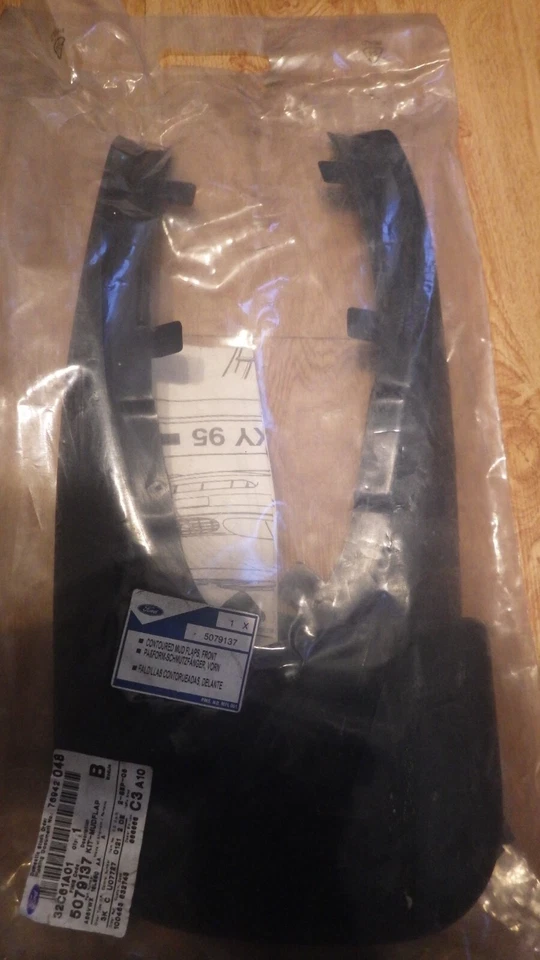 New Genuine Ford Galaxy MK1 1996-00 Front Mud Flaps Splash Guards 5079137  - Image 1 of 1