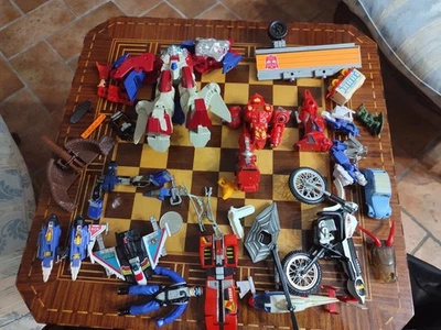 DG  LOTTO  MISTO RICAMBI ROTTAMI  VINTAGE  +  ROBOT ,ACTION FIGURE ECC - Immagine 1 di 4