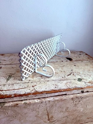 Estante de pared de malla metálica blanca MCM vintage filigrana perforada colgante decoración años 70 Foto 1 de 4