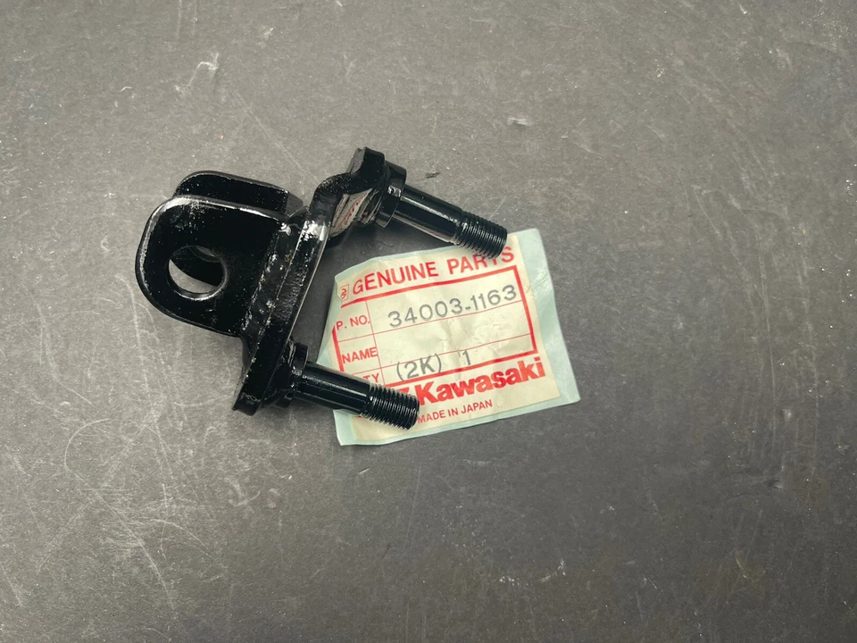 Suporte de degrau dianteiro direito Kawasaki 1983-85 ZX750 ZX 750 A1 NOS OEM # 34003-1163 - Imagem 1 de 3