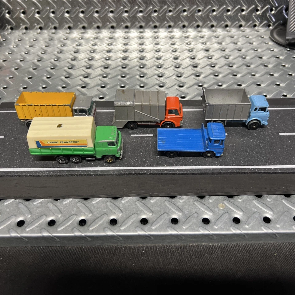 MATCHBOX Series No.60 - Site Hut Truck - Made in England by Lesney + 4 Random - Image 1 of 4