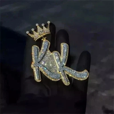 Colgante de letras personalizadas de corte redondo de 4,00 quilates de moissanita real enchapado en oro amarillo de 14 k Foto 1 de 4