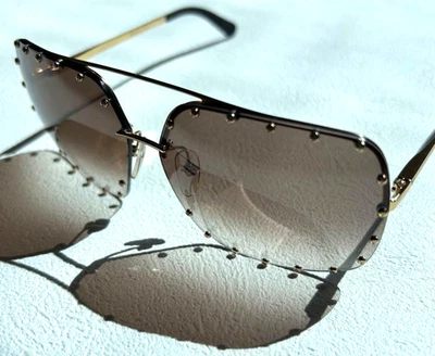 Gafas de sol Louis Vuitton aviador gafas The Party tachuelas marrones con estuche Foto 1 de 4