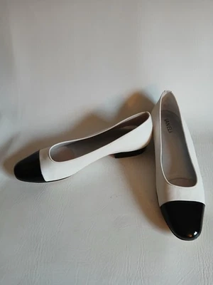 Zapatos planos para mujer Vaneli blancos con puntera negra talla 9,5N suela de cuero Foto 1 de 4