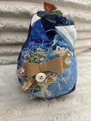 Hecho a mano Shabby Chic tela azul pera francesa Ella era estante cuidador adorno 6,5x4 Foto 1 de 4