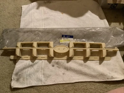 Brand New 2000-2002 Hyundai Accent Front Grille Assembly White #86561-25020 - Image 1 of 4