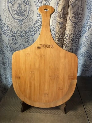 Paleta y tabla de cortar Frederica de bambú para pizza con mango Foto 1 de 4