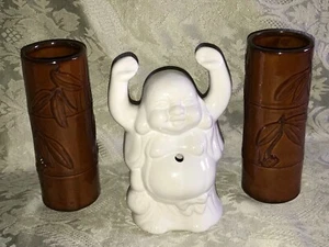 Menge 3 Keramik Tiki Tassen/Becher - 2 braune Bambus mit Blättern & 1 weißer Buddah  - Bild 1 von 9
