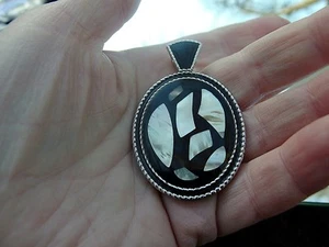  VINTAGE SIGNED LIA SOPHIA LG PENDANT BLACK INLAID W MOTHER OF PEARL 2.5" - Picture 1 of 3