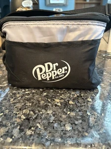 Bolso refrigerador Dr. Pepper negro con correa para el hombro - Imagen 1 de 3