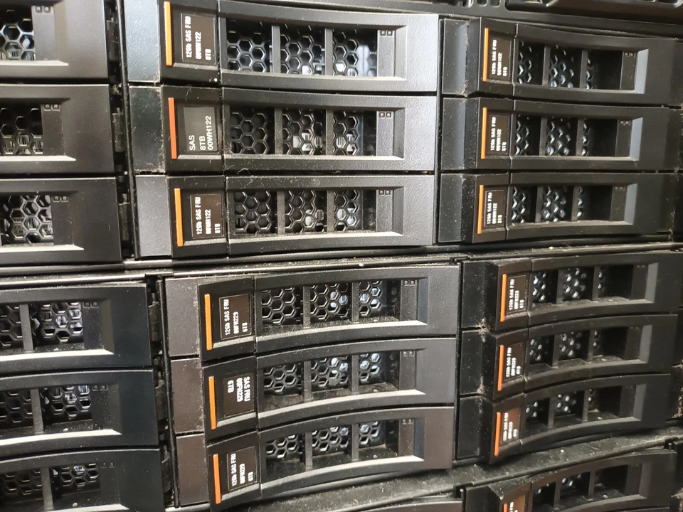 Lenovo X3650 M5 w 2xE5-2630v4/96 gb ram/14x6 Tb sas 12 g/2x480 Sata ssd - Image 1 of 4