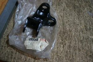YAMAHA GENUINE YZ125 YZ125H J RH FOOTREST MOUNTING BRACKET 4V2-27422-01 NOS  - Picture 1 of 3