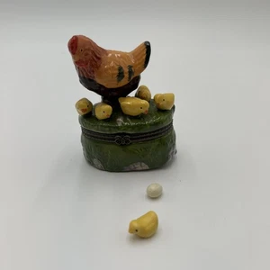 Caja de baratijas vintage con bisagras de porcelana de gallina/pollo con pollitos y huevo - Imagen 1 de 9