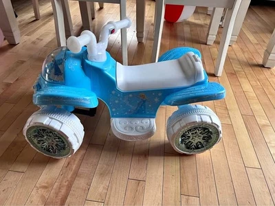 Cuádruple Disney Frozen de 6 voltios con globo de nieve personalizado y cargador de Dynacraft  Foto 1 de 4