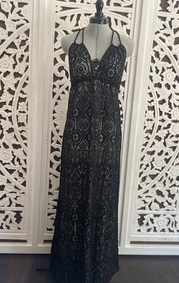 Maxi Vestido Lovestitch Talla Mediana Negro Encaje Sin Espalda Halter Forrado Romántico Gótico Foto 1 de 4