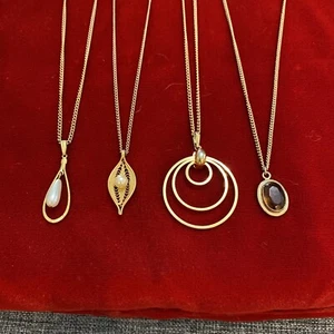 Vintage LOT (4) Gold Tone Sarah Coventry Necklaces Must C (A7) - Picture 1 of 5