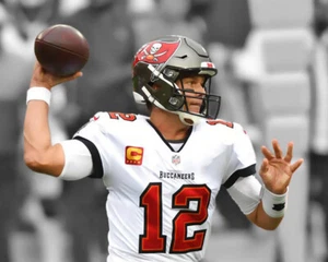 Tampa Bay Buccaneers TOM BRADY Glossy 8x10 Photo Spotlight Print NFL Poster - Picture 1 of 1