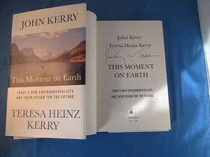 Secretario de Estado JOHN KERRY Teresa Heinz firmado ESTE MOMENTO EN LA TIERRA LIBRO DE AUTENTICIDAD - Imagen 1 de 1
