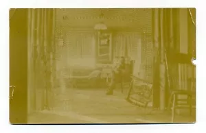 Randolph VT cancelar, hombre, habitación interior, cortina con cuentas, postal de 1908 RPPC - Imagen 1 de 2