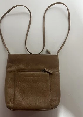 Cartera de hombro Stone Mountain color tostado con forro oscuro Foto 1 de 4