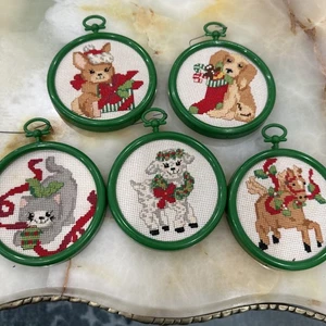 5 Vintage gezählte Kreuzstich bestickt Weihnachtsschmuck grüne Rahmen 3" - Bild 1 von 7