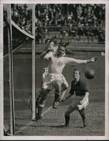 1937 Press Photo Paddy Quill leapsin air to block goal - nes32094