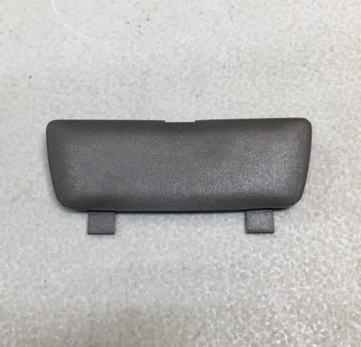 Cubierta de tornillo gris para panel de puerta trasera interior Volvo 960 S90 V90 OEM 9137941 Foto 1 de 4