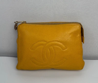 Bolsa de cosméticos Chanel amarillo caviar atemporal CC Foto 1 de 2