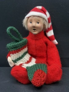 Byers Choice Kindle blonde Haare Junge im Pyjama mit Füßen hält Strumpf - Bild 1 von 4