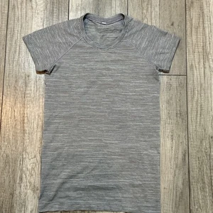 Camisa de entrenamiento Lululemon Swiftly Tech 2.0 a rayas calce relajado manga corta - Imagen 1 de 4