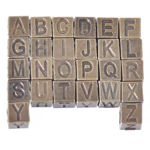 Lote de 20 piezas de cubos antiguos de 7 mm letras de bronce con dijes de metal cuentas de agujero grande - Imagen 1 de 32