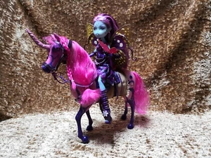 1 Monster High Puppe KIYOMI FeemitFlügel +1 Barbiepferd mitSattel ElfenReiterin - Bild 1 von 11