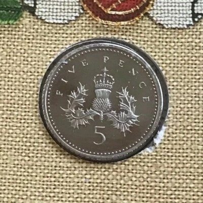 1990 SMALL FIVE 5 PENCE COIN 5P BRILLIANT UNCIRCULATED BU BUNC - Image 1 of 3