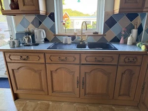 Medium Oak Wood Kitchen. - Picture 1 of 9