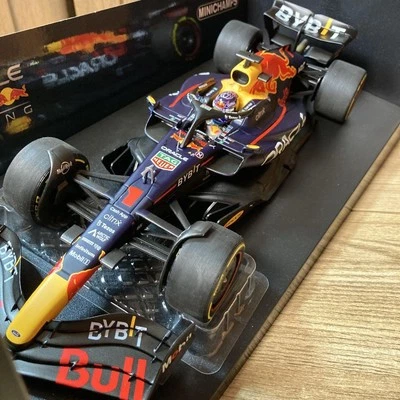 Minichamps 1/18 Oracle Red Bull Racing RB18 2022 Max Verstappen Miami GP - Image 1 of 4