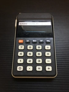 Calcolatrice elettronica vintage CASIO Personal M-1 made in Japan 4,5"L x 3"W - Foto 1 di 4