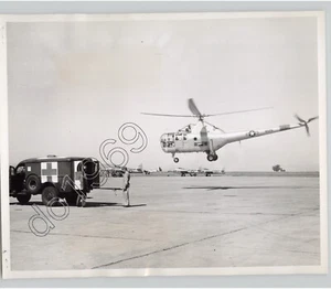 ELICOTTERO SOCCORSO AERONAUTICO Atterra alla BASE HAMILTON 1949 Stampa Foto - Foto 1 di 2