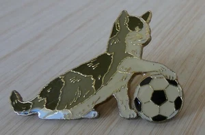SCHÖNE PINS TIERE TIER KATZE MIT FUSSBALL - Bild 1 von 3