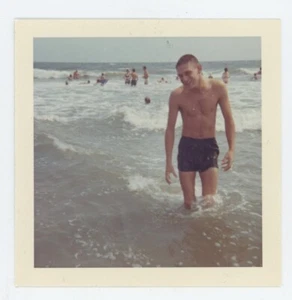 Vintage Photo Ripped Muscles Gay Int. Beefcake Man Beach Shore Wet Waves 1970 - Bild 1 von 2