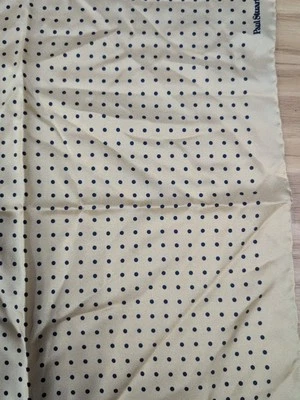 Cuadrado de bolsillo Paul Stuart. Dorado con seda a lunares azul marino. Foto 1 de 3