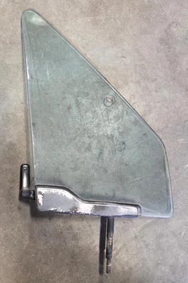 Стекло вентиляционного окна правой пассажирской стороны передней двери 1989-1995 Toyota пикап - Изображение 1 из 3