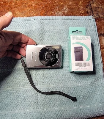 Cámara digital Canon PowerShot SD750 ELPH con cargador y batería y tarjeta SD funciona Foto 1 de 4