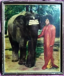 INDIEN SELTENER SPIRITUELLER DRUCK mit RAHMEN: SATHYA SAI BABA MIT ELEFANT SAI GEETA - Bild 1 von 4