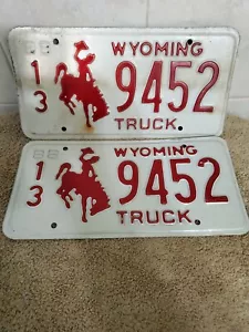 Nummernschild Paar, Wyoming, 1988 LKW, 13 (Converse County) Bucking Bronco 9452 - Bild 1 von 4