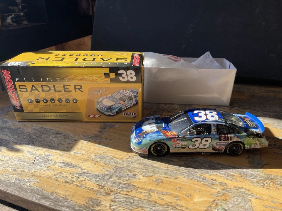 Action 1:24 NASCAR Elliot Sadler #38 M&M’s Pirates of The Caribbean -2006 Fusion - Image 1 of 4