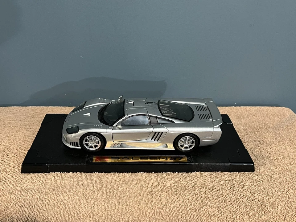 MotorMax 1:18 Die Cast 2001 Saleen S7 Supercar w/Base - Image 1 of 4
